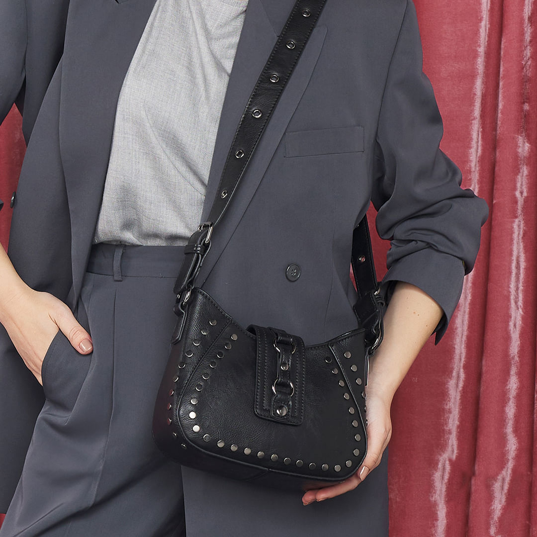 Bolsa transversal feminina preta WJ modelo 46094 em material sintético com detalhes em tachas metálicas e alça ajustável